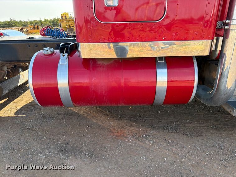 image for item EW8748 1994 Peterbilt 379 semi truck