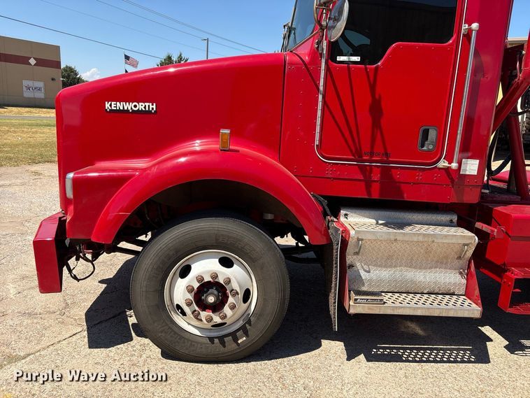 image for item EX0034 2006 Kenworth T800 semi truck