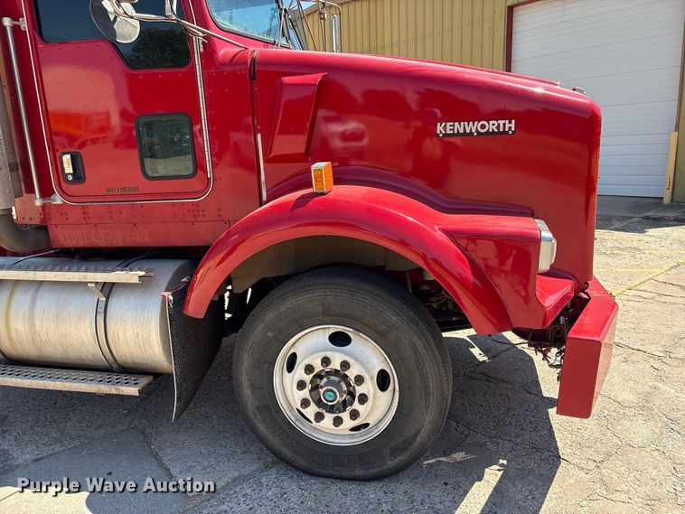 image for item EX0034 2006 Kenworth T800 semi truck