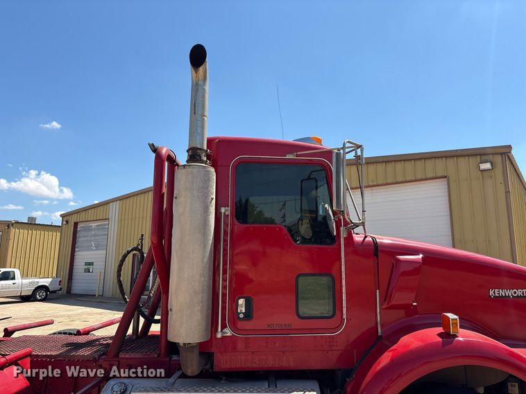 image for item EX0034 2006 Kenworth T800 semi truck