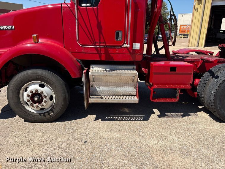 image for item EX0034 2006 Kenworth T800 semi truck