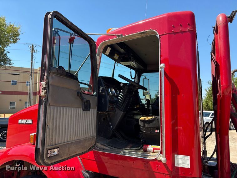 image for item EX0034 2006 Kenworth T800 semi truck