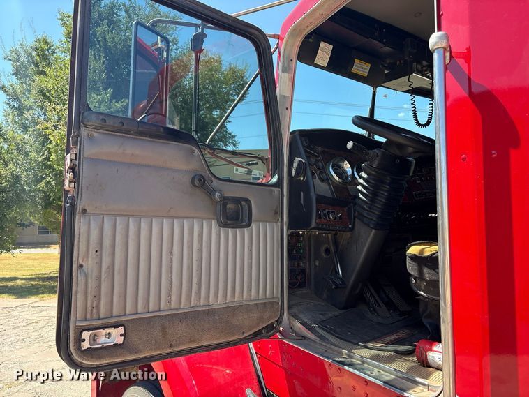 image for item EX0034 2006 Kenworth T800 semi truck