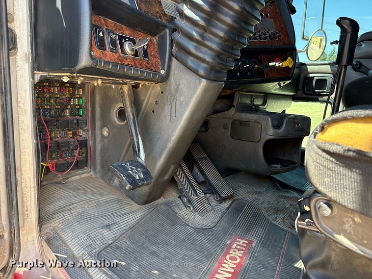image for item EX0034 2006 Kenworth T800 semi truck