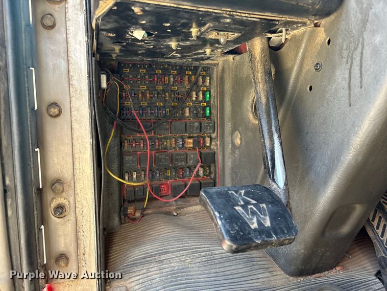 image for item EX0034 2006 Kenworth T800 semi truck