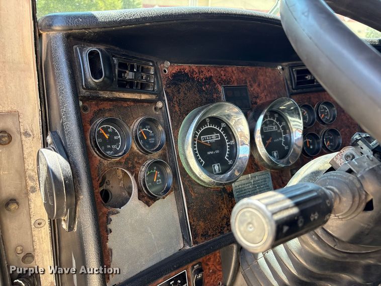 image for item EX0034 2006 Kenworth T800 semi truck