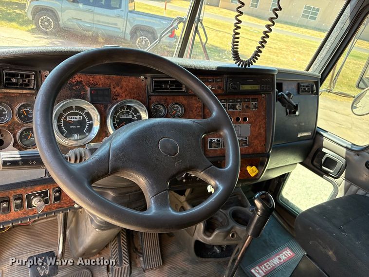 image for item EX0034 2006 Kenworth T800 semi truck