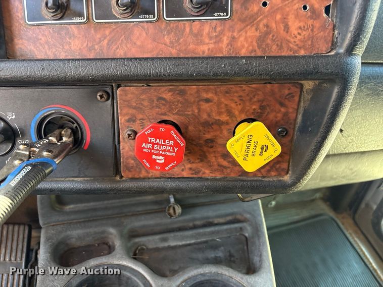 image for item EX0034 2006 Kenworth T800 semi truck