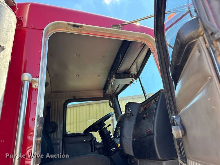 image for item EX0034 2006 Kenworth T800 semi truck