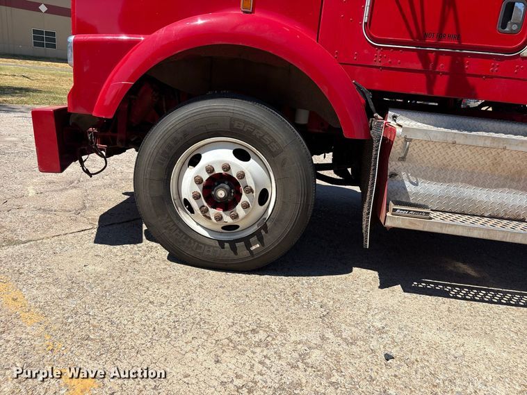 image for item EX0034 2006 Kenworth T800 semi truck