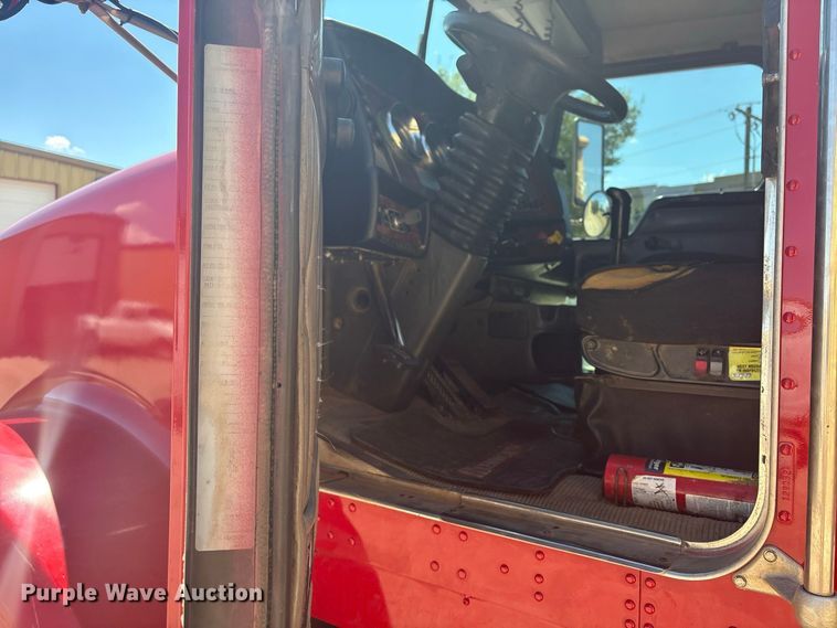 image for item EX0034 2006 Kenworth T800 semi truck