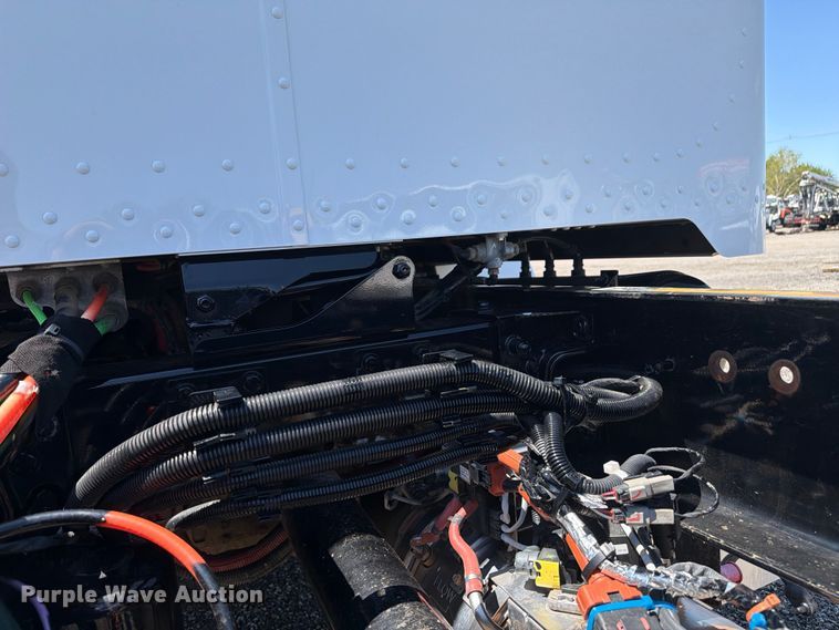 image for item FB5078 2018 Peterbilt 337 truck cab and chassis