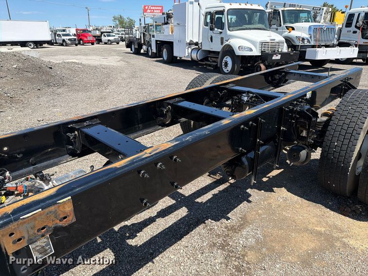 image for item FB5078 2018 Peterbilt 337 truck cab and chassis