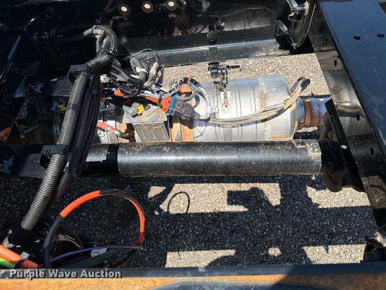 image for item FB5078 2018 Peterbilt 337 truck cab and chassis