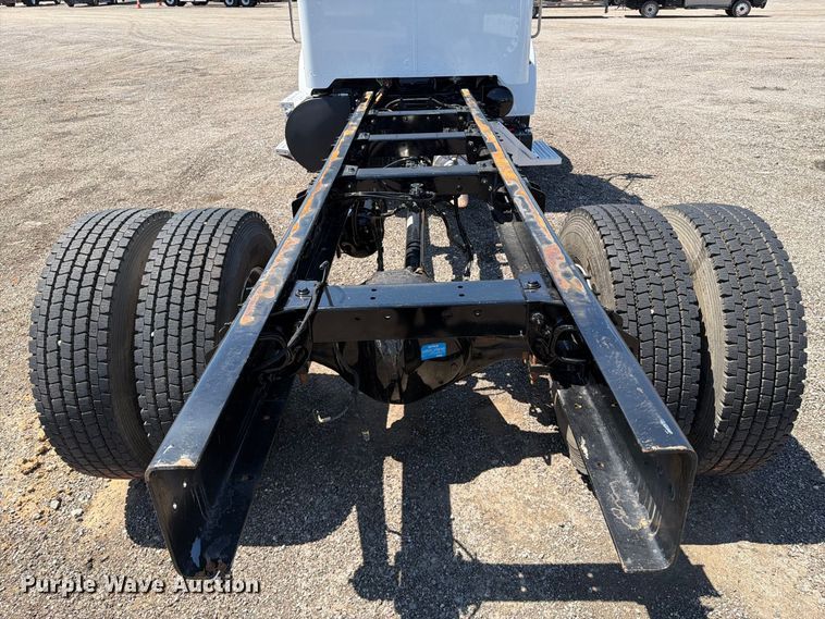 image for item FB5078 2018 Peterbilt 337 truck cab and chassis
