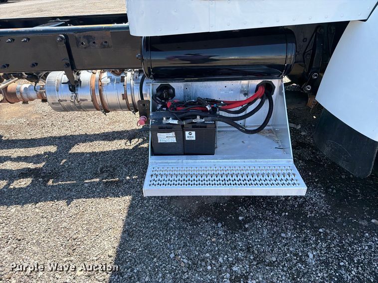 image for item FB5078 2018 Peterbilt 337 truck cab and chassis
