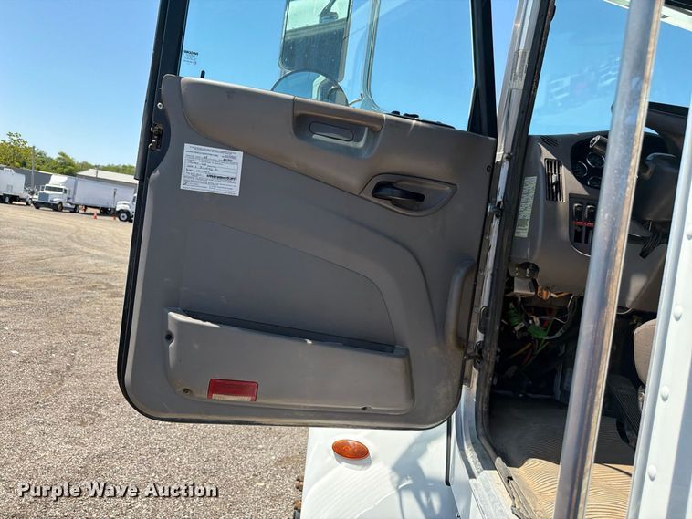 image for item FB5078 2018 Peterbilt 337 truck cab and chassis