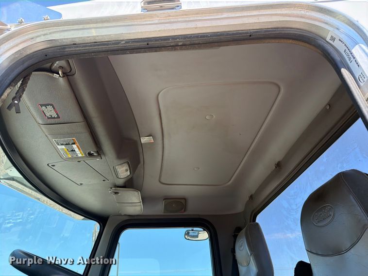 image for item FB5078 2018 Peterbilt 337 truck cab and chassis