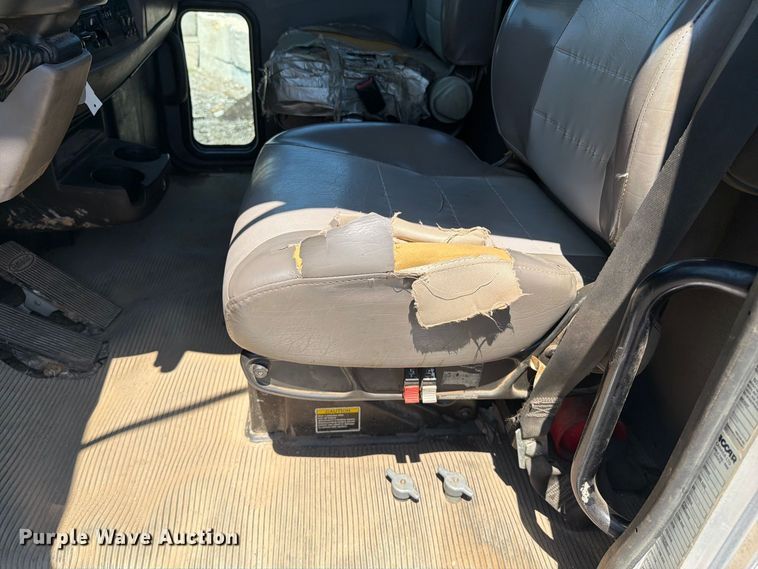 image for item FB5078 2018 Peterbilt 337 truck cab and chassis