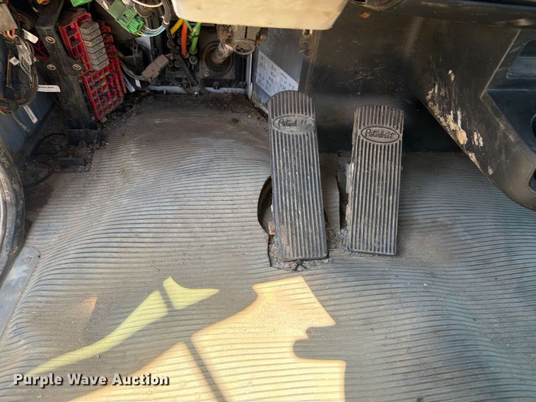 image for item FB5078 2018 Peterbilt 337 truck cab and chassis