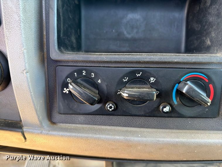 image for item FB5078 2018 Peterbilt 337 truck cab and chassis