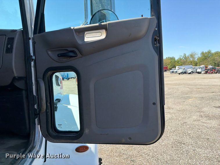image for item FB5078 2018 Peterbilt 337 truck cab and chassis