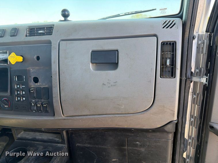 image for item FB5078 2018 Peterbilt 337 truck cab and chassis