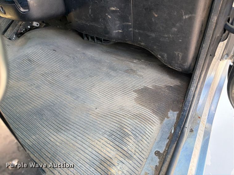 image for item FB5078 2018 Peterbilt 337 truck cab and chassis