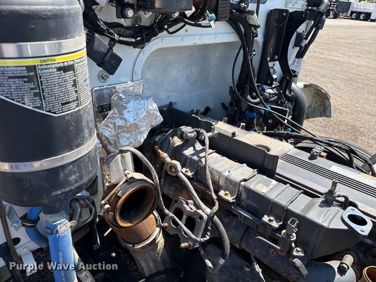 image for item FB5078 2018 Peterbilt 337 truck cab and chassis