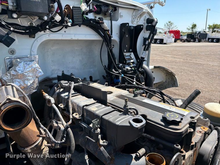image for item FB5078 2018 Peterbilt 337 truck cab and chassis