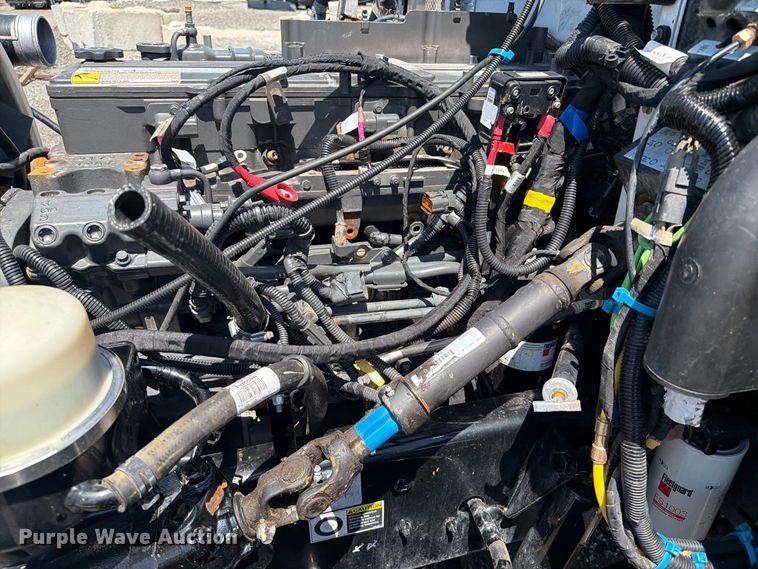 image for item FB5078 2018 Peterbilt 337 truck cab and chassis