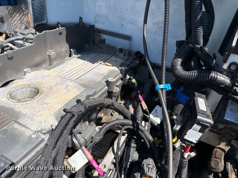 image for item FB5078 2018 Peterbilt 337 truck cab and chassis