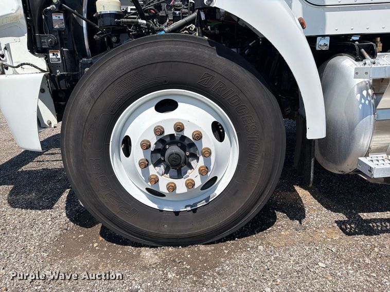 image for item FB5078 2018 Peterbilt 337 truck cab and chassis