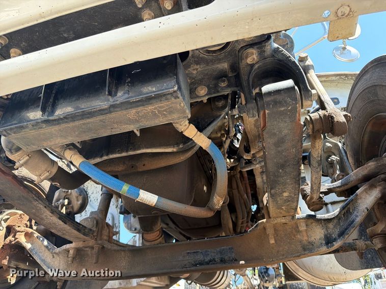 image for item FB5078 2018 Peterbilt 337 truck cab and chassis