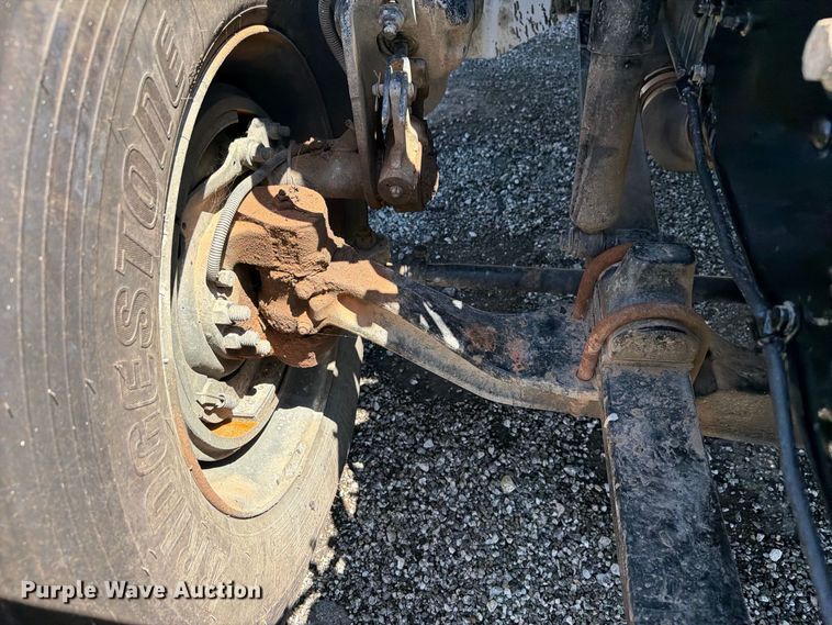 image for item FB5078 2018 Peterbilt 337 truck cab and chassis