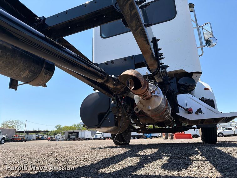 image for item FB5078 2018 Peterbilt 337 truck cab and chassis