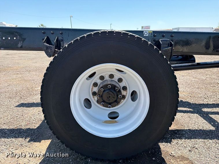image for item FB5078 2018 Peterbilt 337 truck cab and chassis