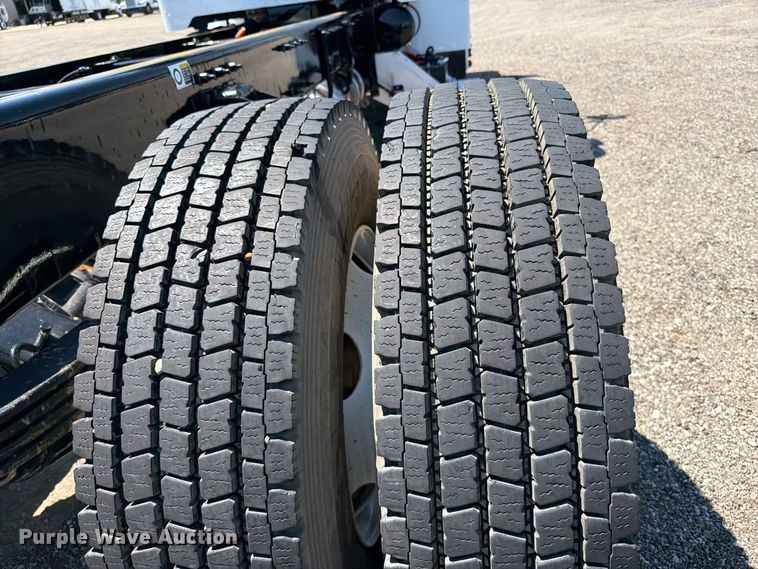 image for item FB5078 2018 Peterbilt 337 truck cab and chassis