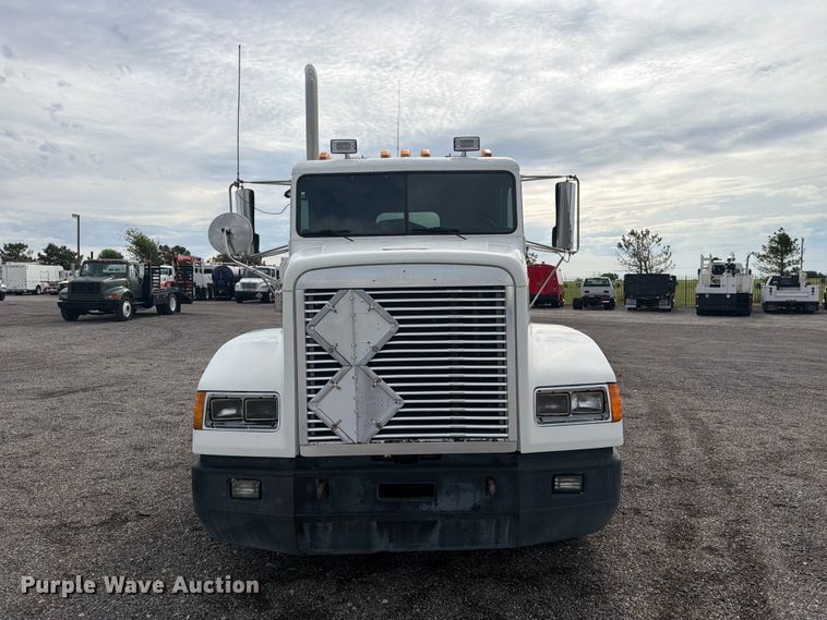 image for item FB5085 2000 Freightliner FLD120 semi truck
