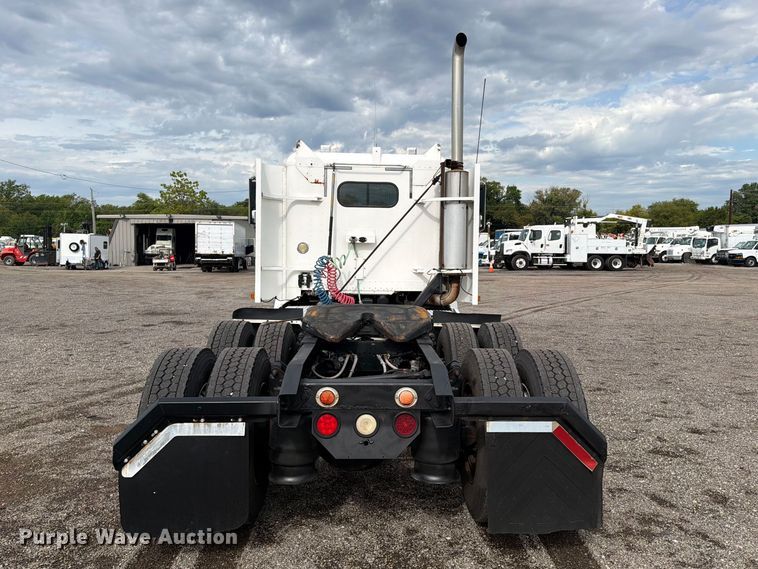 image for item FB5085 2000 Freightliner FLD120 semi truck