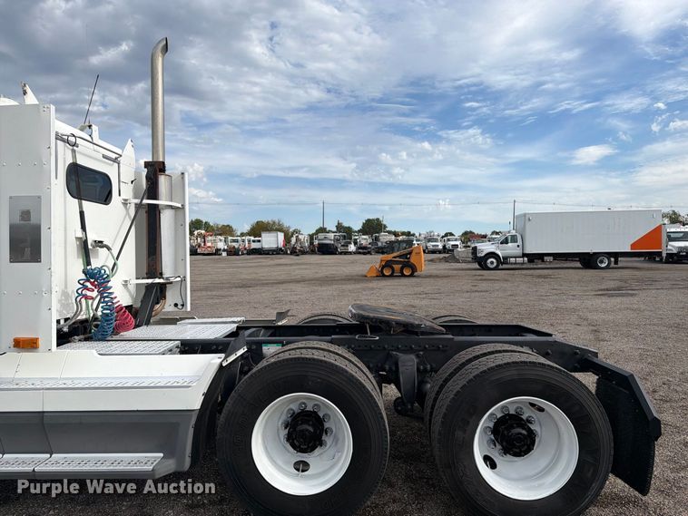 image for item FB5085 2000 Freightliner FLD120 semi truck