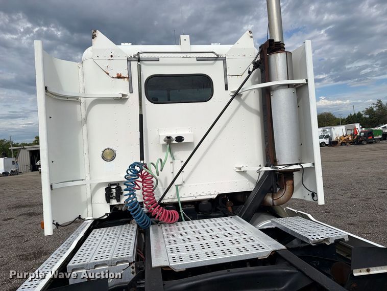 image for item FB5085 2000 Freightliner FLD120 semi truck