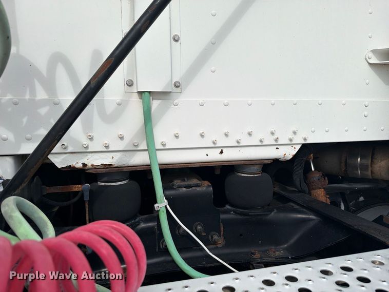 image for item FB5085 2000 Freightliner FLD120 semi truck