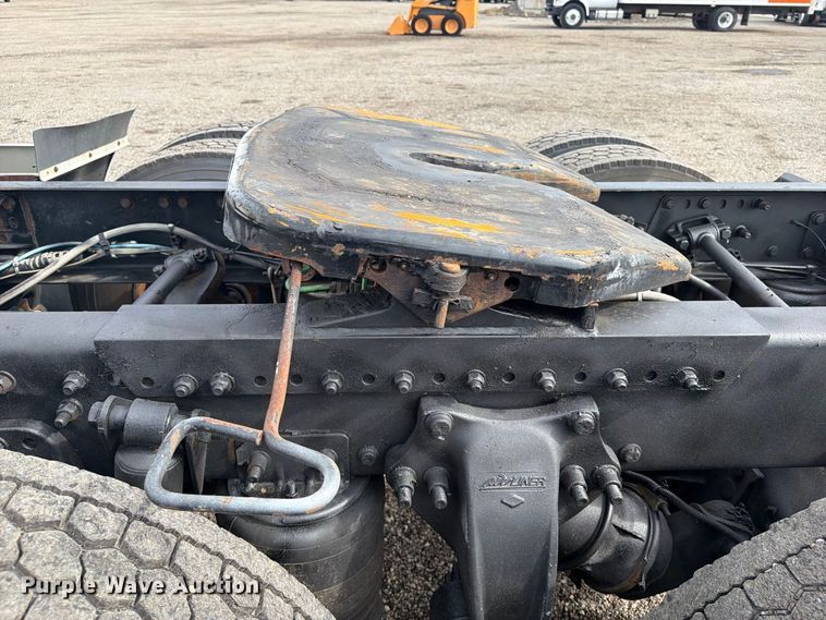image for item FB5085 2000 Freightliner FLD120 semi truck