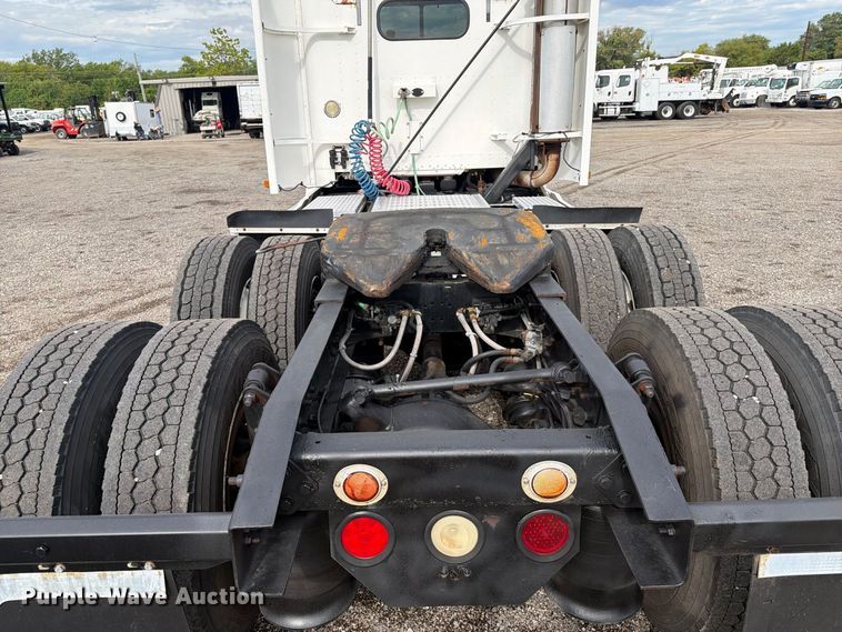 image for item FB5085 2000 Freightliner FLD120 semi truck