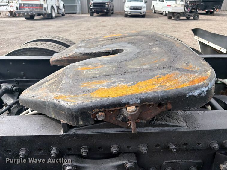 image for item FB5085 2000 Freightliner FLD120 semi truck