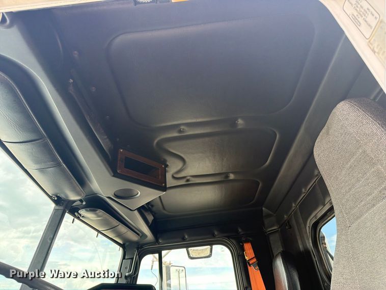 image for item FB5085 2000 Freightliner FLD120 semi truck