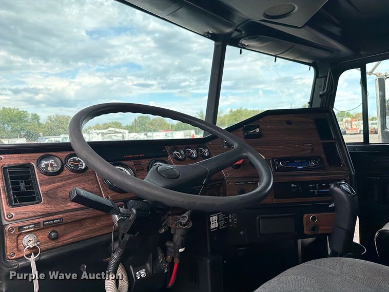 image for item FB5085 2000 Freightliner FLD120 semi truck