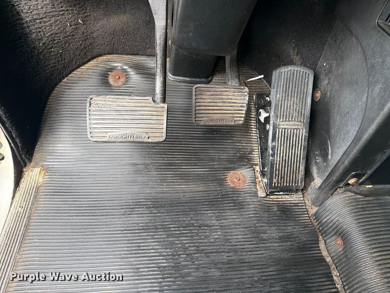 image for item FB5085 2000 Freightliner FLD120 semi truck