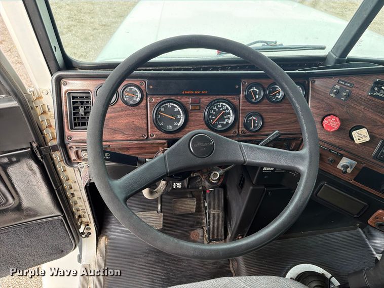 image for item FB5085 2000 Freightliner FLD120 semi truck